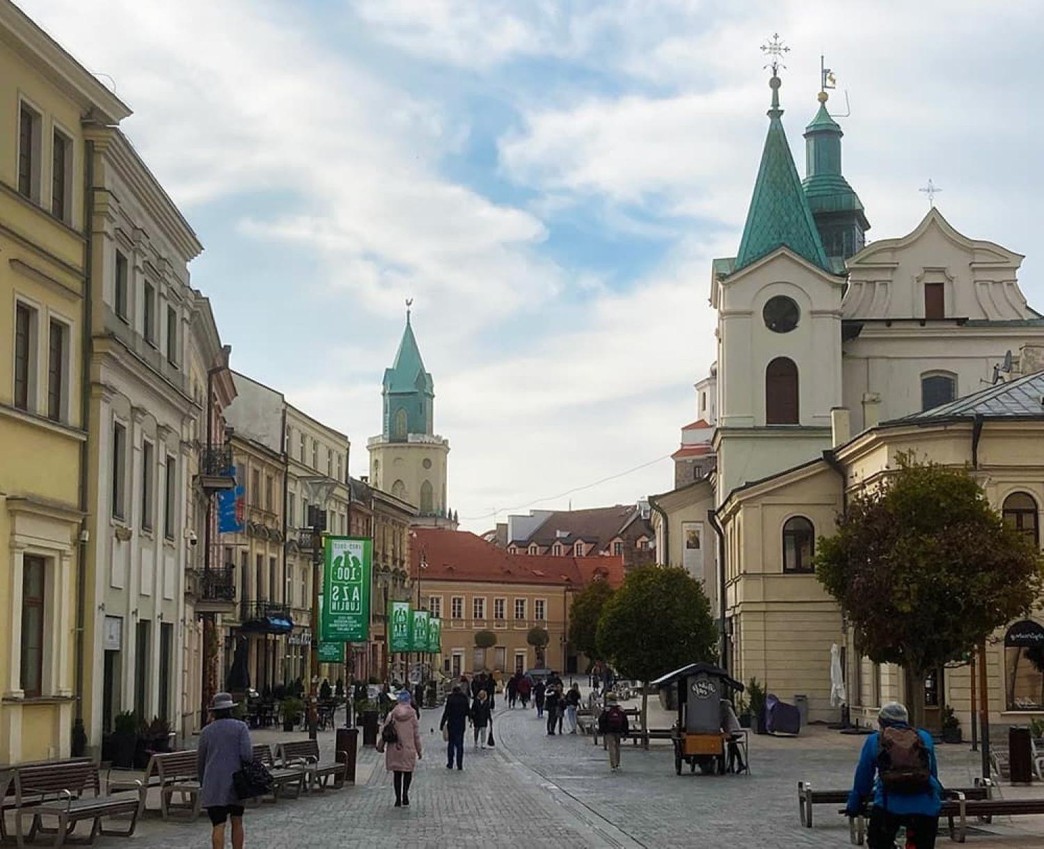 东欧城市街道的照片.